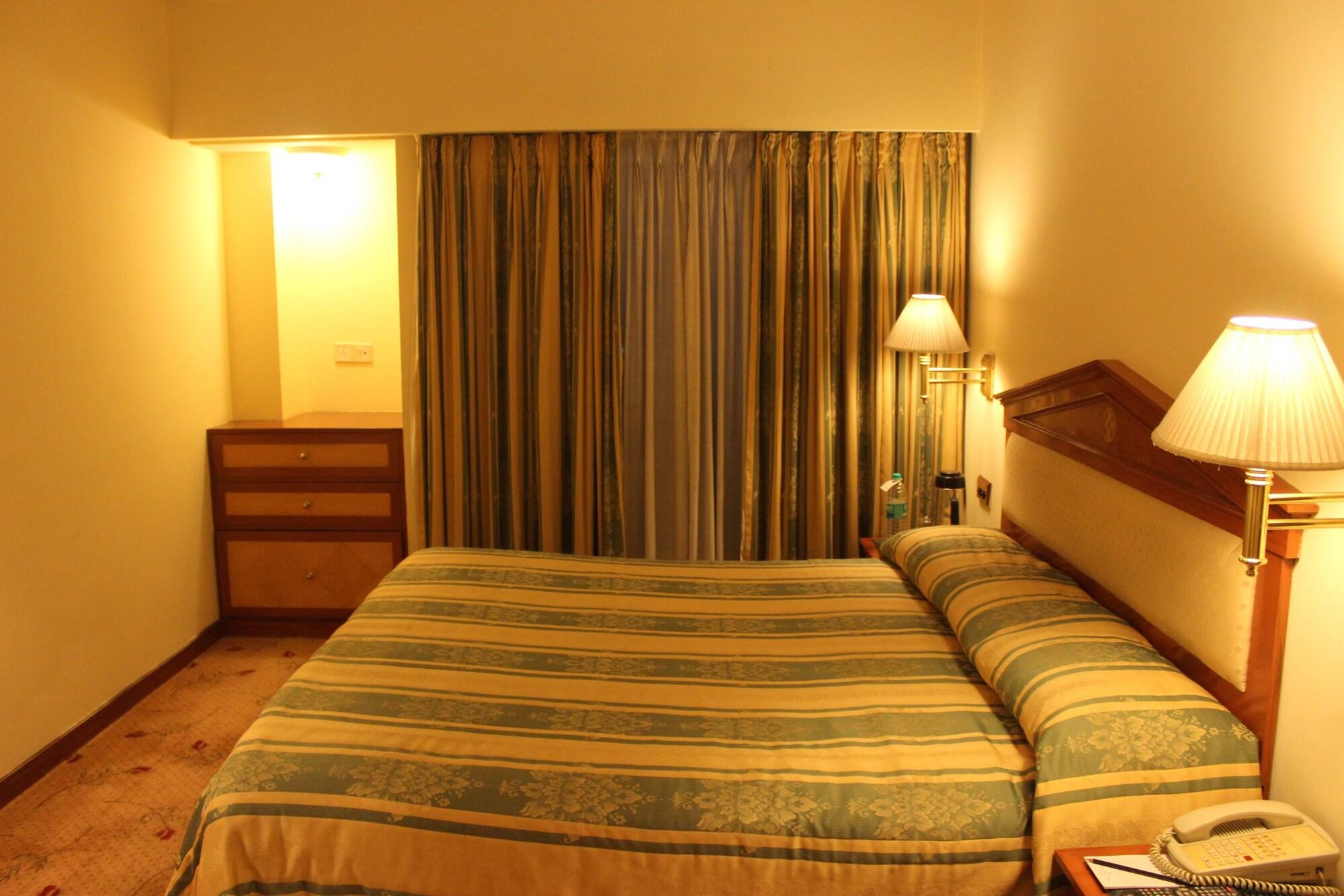 Hotel Sagar Plaza City Centre Пюн Екстериор снимка