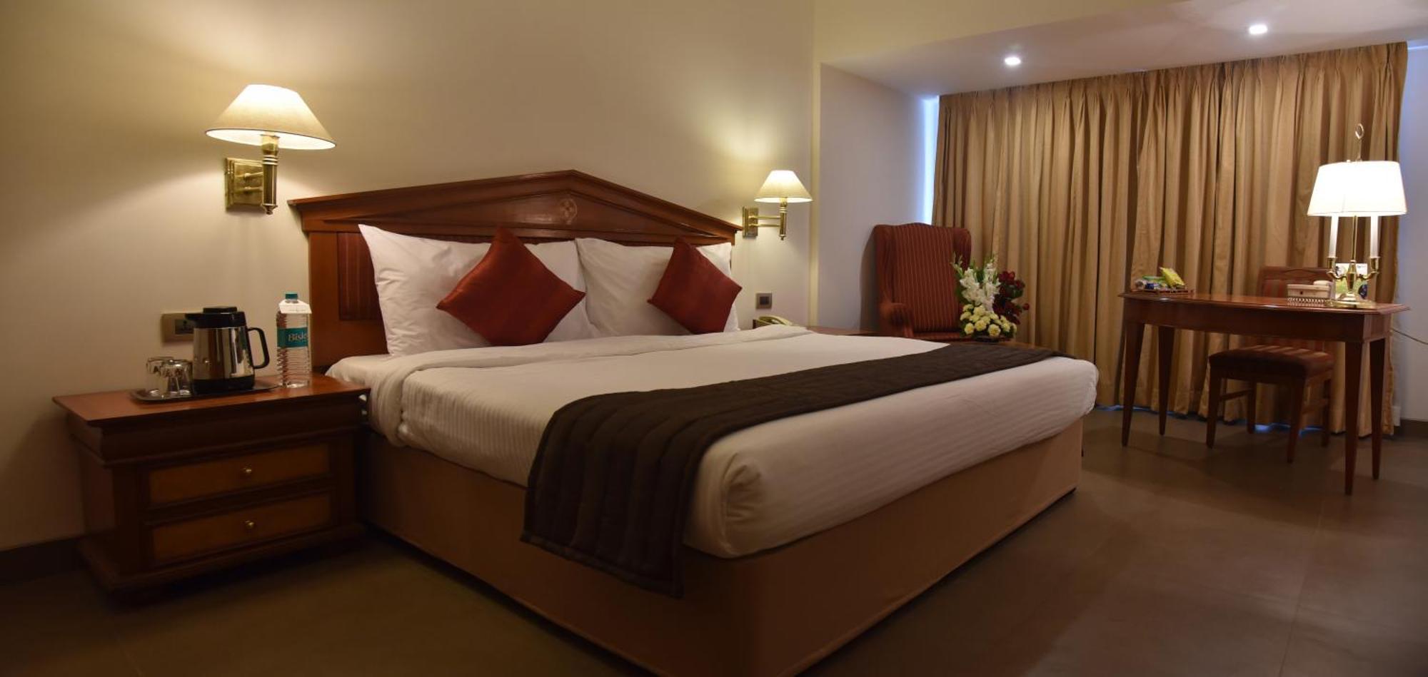 Hotel Sagar Plaza City Centre Пюн Екстериор снимка