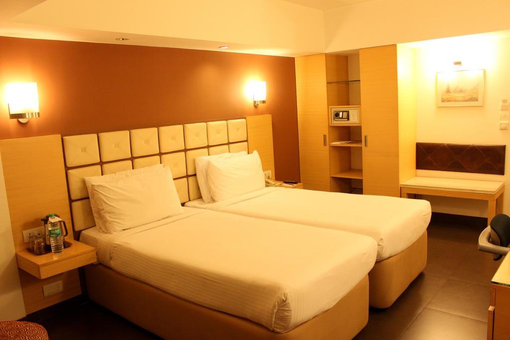 Hotel Sagar Plaza City Centre Пюн Екстериор снимка