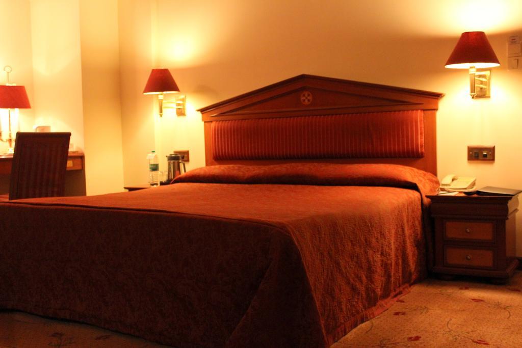 Hotel Sagar Plaza City Centre Пюн Стая снимка
