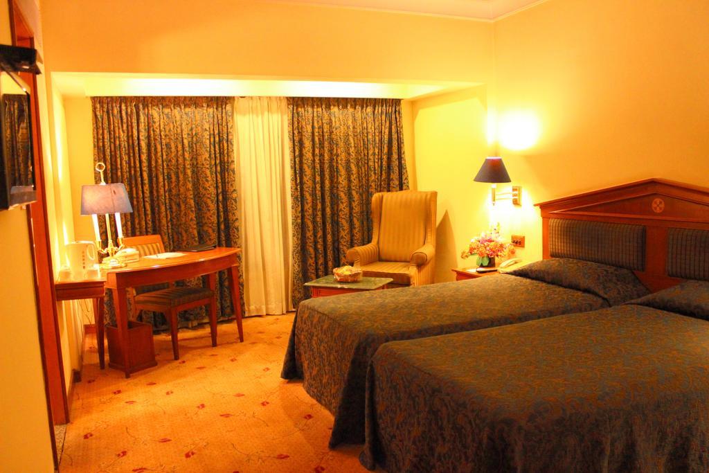 Hotel Sagar Plaza City Centre Пюн Стая снимка