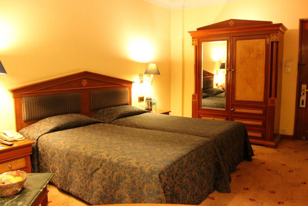 Hotel Sagar Plaza City Centre Пюн Стая снимка