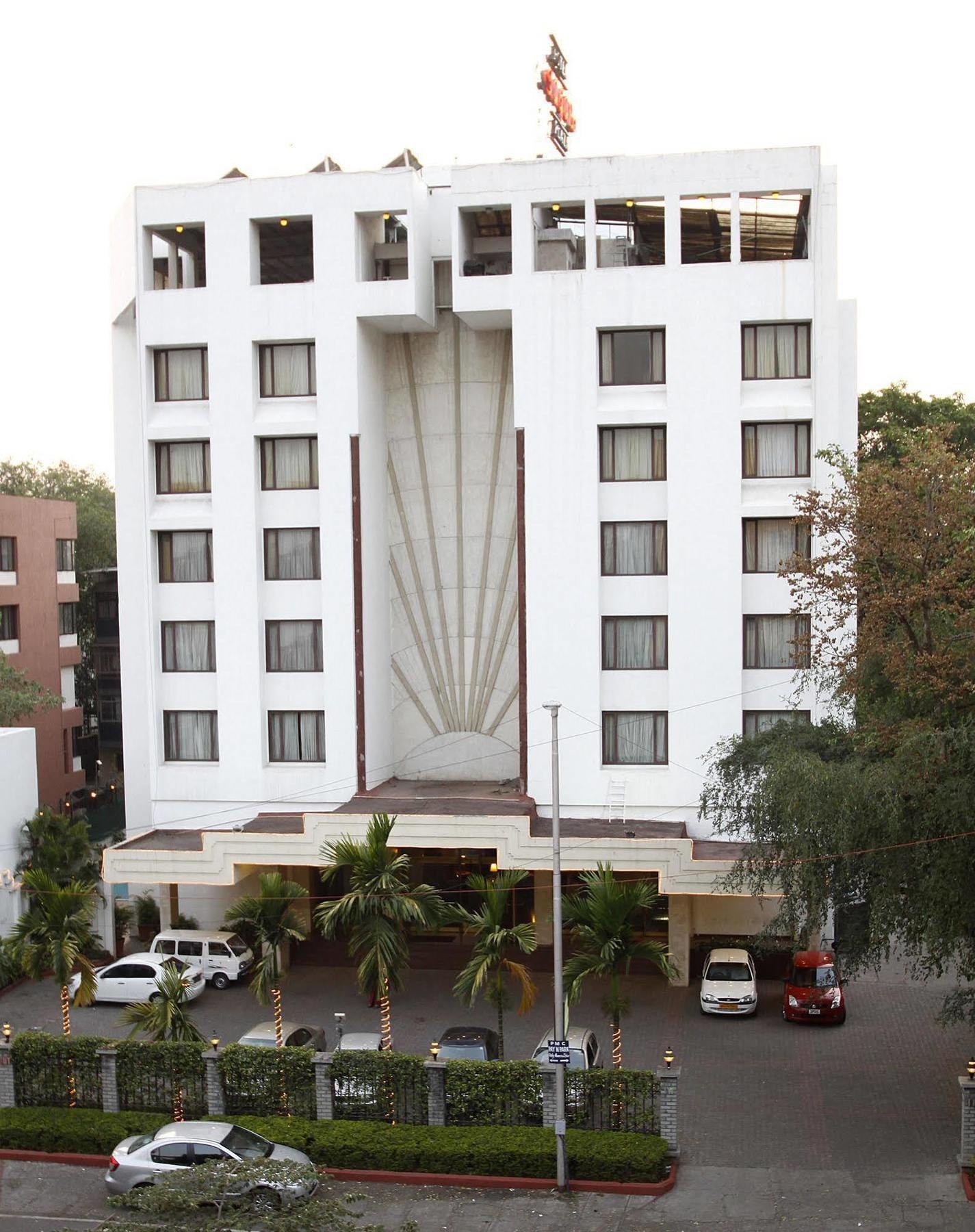Hotel Sagar Plaza City Centre Пюн Екстериор снимка