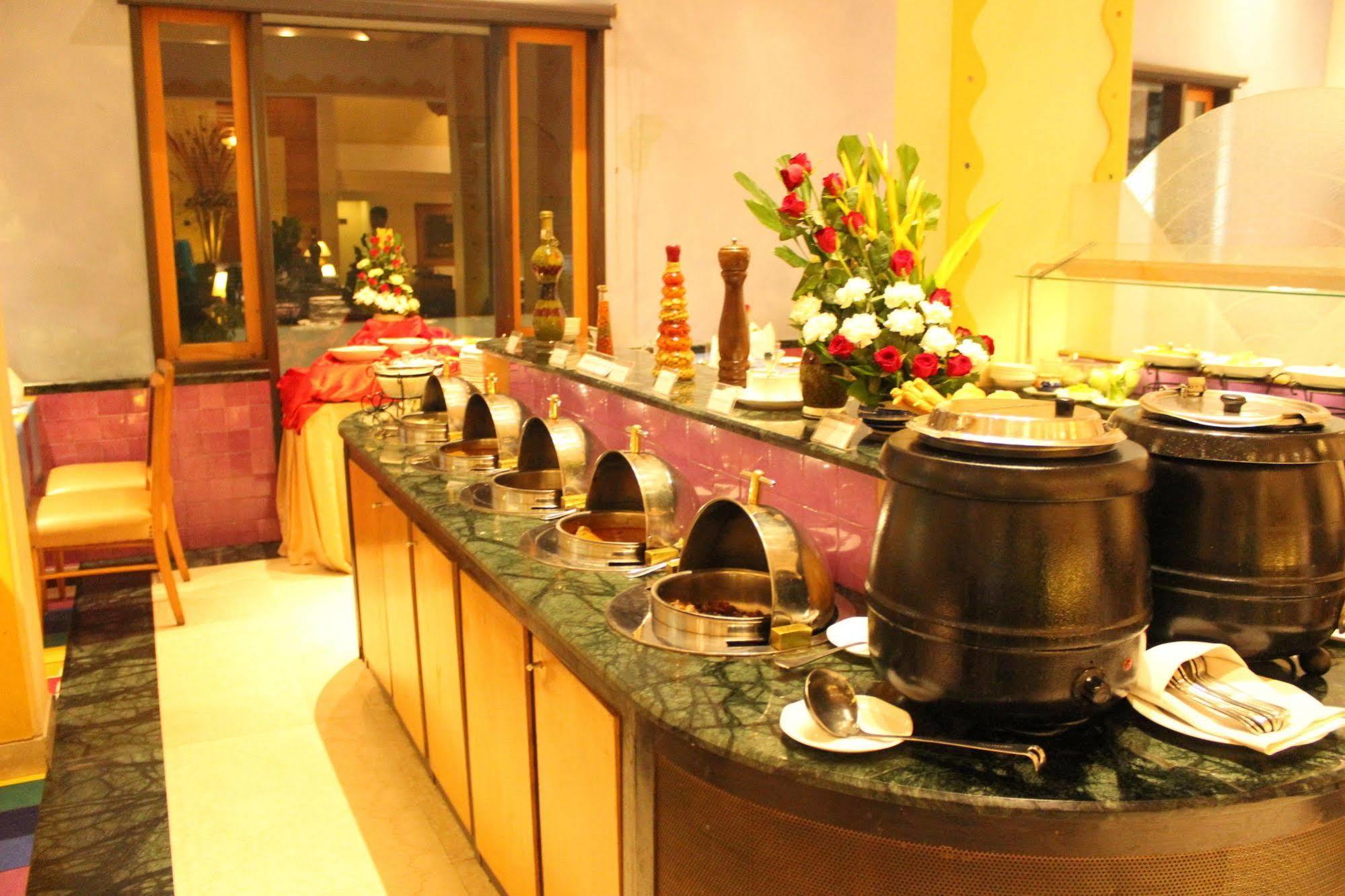 Hotel Sagar Plaza City Centre Пюн Екстериор снимка